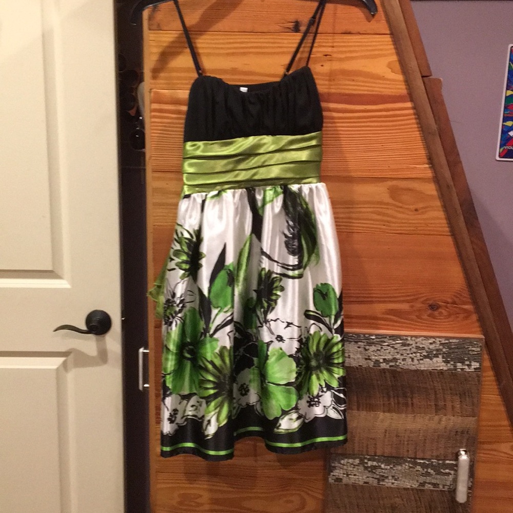 Short sleeveless dress